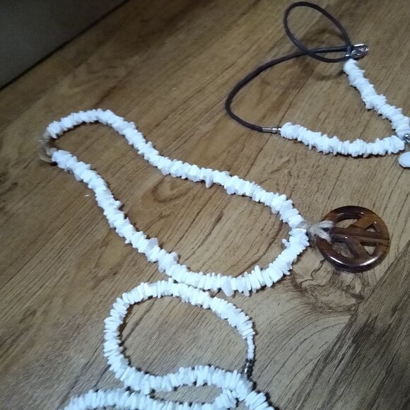 Lot Of 3 Very Cool Shell Necklaces With Pendants - Picture 5 of 8